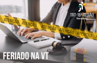 Imagem de uma pessoa, vestida com terno e camisa social branca, digitando em um notebook que está sobre amesa. À frente, faixa amarela por toda a foto escrito atenção. No canto superior direito, logo do TRT-16 e no canto inferior esquerdo, texto escrito na cor branca FERIADO NA VT (vara do trabalho).