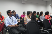 Foto de mulheres e homens sentados em um auditório