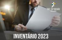Imagem em um local com luz indireta ao fundo. No primeiro plano, se vê um homem de barba, usando terno escuro, segurando um papel com as duas mãos e uma caneta na mão direita. Abaixo, o texto INVENTÁRIO 2023. Acima, à direita, a logomarca do TRT-16 na cor branca.