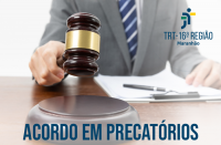 Homem de terno cinza e gravata listrada azul e branca, segurando o martelo da justiça com a mão direita e apoiando papéis sobre a mesa com a mão esquerda. No canto superior direito, logomarca do TRT-16 e no rodapé, de forma centralizado, texto escrito na cor azul ACORDO EM PRECATÓRIOS.