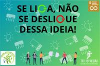 Arte com fundo verde em degradê, com ilustrações de lâmpadas, aparelhos de ar condicionados, computadores, e de cinco pessoas segurando uma tomada branca e desligando-a do plugue. Acima, o texto SE LIGA, NÃO SE DESLIGUE DESSA IDEIA! em letras pretas, sendo os dois Gs em verde e vermelho. Acima, à direita, ícone do objetivo ODS 12 da Agenda 2030 da ONU . Abaixo, as logomarcas do Socioambiental (à esquerda) e do TRT-16 (à direita). 