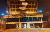 Foto de uma fachada de um prédio iluminado na cor amarela