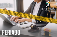 Foto de um homem vestindo terno escuro e camisa social branca, digitando em um notebook que está sobre uma mesa. À frente, faixa na cores amarelo e preto, com a inscrição ATENÇÃO em preto, atravessa a foto da esquerda para a direita. No canto superior direito, logo do TRT-16 na versão branca. No canto inferior esquerdo, texto FERIADO na cor branca.