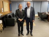 Dois homens posando para foto dentro de um gabinete. 