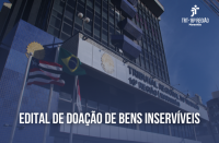 Fachada do prédio-sede do TRT16 com bandeiras hasteadas do Brasil, do Maranhão e do Tribunal. Abaixo, texto Edital de Doação de Bens Inservíveis na cor branca. No canto superior à direita, logomarca do Tribunal na cor branca.