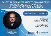 Arte com fundo em tons de azul e branco. Na esquerda, há um círculo com a foto de um homem. Ele está usando óculos com ares arredondados, tem cabelos lisos castanhos, usa barba e bigode. Na parte superior, uma faixa na cor azul com o texto PALESTRA DE ENCERRAMENTO DO ANO LETIVO: O LÍDER QUE SE ERA JÁ ERA! O NOVO PAPEL DA LIDERANÇA. Abaixo, mais informações sobre o evento. No canto inferior direito, as logomarcas da Ejud16 e do TRT-16. 