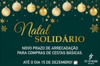 Arte com fundo verde simbolizando o natal, com ilustrações de bolas, estrelas douradas e outros enfeites para árvore natalina. No centro da arte, há o texto Natal Solidário, na cor dourada, além de outras informações na cor branca. No canto inferior direito, a logomarca do TRT-16 na cor branca.