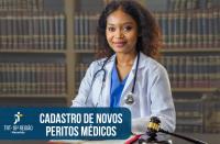 Foto de mulher negra jovem, sorrindo e usando jaleco branco sobre roupa médica azul, e com um estetoscópio no pescoço. Ela está sentada a uma mesa sobre a qual se veem um processo aberto e um martelo de juiz. O fundo esmaecido mostra uma estante com livros clássicos. Em primeiro plano. uma tarja azul no canto inferior esquerdo, contendo o texto CADASTRO DE NOVOS PERITOS MÉDICOS e a logomarca do TRT-16, na versão branca.