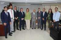 Dez pessoas (oito homens e duas mulheres), formando um semicírculo, em pé, posando para foto dentro de um gabinete.