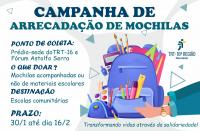 Arte com fundo cinza e detalhes branco. Na parte superior, texto escrito CAMPANHA DE ARRECADAÇÃO DE MOCHILAS na cor azul e logo abaixo as principais informações sobre a arrecadação. No lado direito, ilustração de mãos segurando uma mochila repleta de materiais escolares e logomarca do TRT-16. Na parte inferior esquerda, slogan da campanha: TRANSFORMANDO VIDAS ATRAVÉS DA SOLIDARIEDADE.