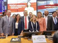 Autoridades presentes na bancada de honra durante a Sessão Solene em homenagem a Flávio Dino.