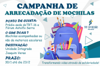 Arte com fundo cinza e detalhes branco. Na parte superior, texto escrito CAMPANHA DE ARRECADAÇÃO DE MOCHILAS na cor azul e logo abaixo as principais informações sobre a arrecadação. No lado direito, ilustração de mãos segurando uma mochila repleta de materiais escolares e logomarca do TRT-16. Na parte inferior esquerda, slogan da campanha: TRANSFORMANDO VIDAS ATRAVÉS DA SOLIDARIEDADE.