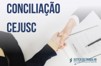 No primeiro plano, aperto de mãos simbolizando acordo. Há também imagem de uma folha de papel e uma caneta. No canto superior esquerdo as palavra CONCILIAÇÃO CEJUSC escrita na cor azul. No canto inferior direito, a logomarca do TRT-16.