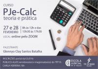 Arte com fundo claro (branco). Em primeiro plano, texto escrito CURSO PJe-Calc TEORIA E PRÁTICA 27 E 28 DE FEVEREIRO  8H ÀS 12H E DAS 13H30 ÀS 17H30, LOCAL ONLINE PELO ZOOM, PALESTRANTE GLENNYO CLAY SANTOS BATALHA em cor roxa. Abaixo, tarja de cor roxa e texto com mais informações do evento de cor branca, ao lado direito logomarca da Ejud16 e do TRT-16. Ao lado direito da arte, imagem de mãos masculinas digitando em um notebook, ao lado, calculadora e caneta.