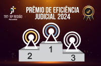 Imagem com fundo marrom mesclado com luz dourada. No centro da imagem a ilustração de um pódio cinza claro com os números 1, 2 e 3, com figuras da logomarca da eficiência judicial nas cores branca e azul (1), branca e amarela (2) e branca e cinza (3). Acima, texto PRÊMIO DE EFICIÊNCIA JUDICIAL. À esquerda, logomarca do TRT-16 na cor branca. À direita, ilustração de uma medalha nas cores dourada e preta.