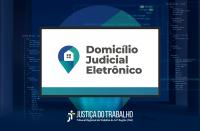 Imagem com fundo escuro e ícones que representam a operação dos sistemas. Em primeiro plano, uma tela de computador com imagem escrita DOMICÍLIO JUDICIAL ELETRÔNICO, abaixo, logomarca do Tribunal.