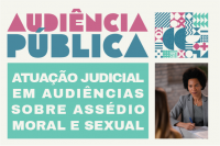 Imagem com fundo claro e texto escrito AUDIÊNCIA PÚBLICA ATUAÇÃO JUDICIAL EM AUDIÊNCIAS SOBRE ASSÉDIO MORAL E SEXUAL. Ao lado direito do texto, imagem de duas mulheres sentadas, observando papéis sobre a mesa.