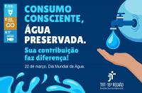 Arte com fundo azul e texto escrito CONSUMO CONSCIENTE, ÁGUA PRESERVADA. SUA CONTRIBUIÇÃO FAZ DIFERENÇA. 22 DE MARÇO DIA MUNDIAL DA ÁGUA. Ao lado esquerdo, ilustração de uma torneira saindo um pingo de água e, logo abaixo, uma mão. 