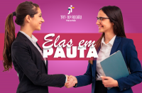 Imagem de duas mulheres claras e de cabelos escuros, usando ternos escuros e se cumprimentando com aperto de mãos, sobre fundo de cor rosa. Texto escrito ELAS EM PAUTA, de forma centralizada. No topo, de forma centralizada, vê-se a logomarca do TRT-16.