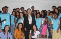 Grupo de pessoas posando para foto dentro de uma sala de aula.