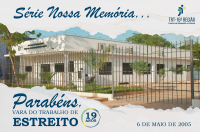 Arte com imagem de fundo da fachada da VT de Estreito, com aplicação de filtro de aquarela. No topo, veem-se, à esquerda, o texto SÉRIE NOSSA MEMÓRIA... em azul escuro e, à direita, a logomarca do TRT-16, na versão colorida. Na base, veem-se, à esquerda, o texto 6 DE MAIO DE 2005, e ainda, à direita, o selo de 19 anos e o texto PARABÉNS, VARA DO TRABALHO DE ESTREITO, ambos os textos em azul escuro.