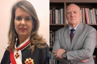 fotos de duas pessoas, uma mulher ao lado esquerdo, usando toga na cor preta; e um homem ao lado direito, vestindo terno cinza e gravata vinho, com os braços cruzados..