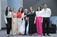 Foto de sete pessoas de pé, sorrindo e posando para a câmera.