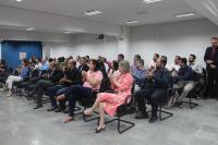 Foto do auditório repleto de pessoas.
