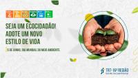 Arte com fundo claro e ícones de folhas. Texto escrito: SEJA UM ECOCIDADÃO! ADOTE UM NOVO ESTILO DE VIDA. 5 DE JUNHO, DIA MUNDIAL DO MEIO AMBIENTE. Ao lado esquerdo, mãos segurando terra e uma muda de planta. Ao lado direito, inferior, logomarca do TRT-16. 