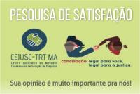 Imagem com arte da pesquisa de satisfação dos CEJUSCs, com fundo verde, logomarca do CEJUSC e ilustração de um homem e uma mulher num aperto de mãos, visto de cima.
