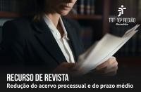 Foto de uma mulher clara usando blazer preto e camisa branca, e tendo atrás de si uma estante de madeira escura com livros. Ela analisa papéis que segura com ambas as mãos. No canto superior direito, vê-se a logomarca do TRT-16. Na base, lê-se RECURSO DE REVISTA REDUÇÃO DO ACERVO PROCESSUAL E DO PRAZO MÉDIO. 