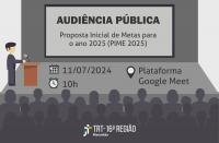Arte em tons de cinza claro e escuro, onde se vê um homem falando ao microfone numa tribuna à esquerda. Ao centro, veem-se as informações da audiência pública numa tela. Na base, vê-se a plateia em vultos com a logomarca do TRT-16 centralizada.