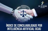Em segundo plano, arte com foto de aperto de mãos entre um homem e um robô. Em primeiro plano, uma balança, símbolo da justiça, fazendo referência a inteligência artificial. No canto superior direito, logomarca do tribunal. Na parte inferior, título escrito: Índice de Conciliabilidade por Inteligência Artificial.