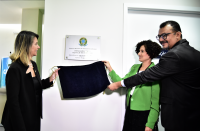 Presidente do TRT-16, desembargadora Márcia Farias (à esquerda), descerra a placa de inauguração das novas instalações do CEJUSC Imperatriz na companhia da juíza Liliane de Lima (coordenadora) e do juiz Nelson Robson (diretor do Fórum de Imperatriz).