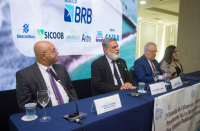 Imagem do presidente do TST e do CSJT ministro Lélio Bentes e de outras autoridades sentadas à mesa de honra da 7ª Reunião do COLEPRECOR