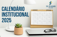 Imagem de uma calendário de mesa à frente de um notebook fechado e ao lado de uma lumiária branca e de um vaso com planta verde. Em primeiro plano, o texto CALENDÁRIO INSTITUCIONAL 2025 em letras azuis. No canto superior direito, logomarca do TRT-16.