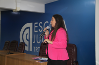 Foto mostra em destaque Silvia Pontes - secretária de governança. Ao fundo uma parede na cor azul com o nome da Escola Judicial do TRT-16