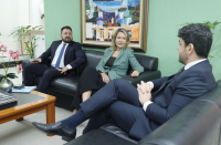 Foto mostra a presidente do TRT-16, desembargadora Márcia Andrea Farias e o procurador-chefe do MPT-MA, Maurício Pessoa e o procurador Rafael Mondego sentados na gabinete da presidência do TRT-16.