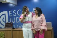 Foto mostra em destaque a palestrante Sandra Raquel Lima com a Marilda Amorim, chefe do Setor de Saúde do TRT-16
