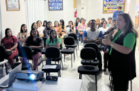 Foto mostra a juíza Liliana Bouéres reunida com representantes da sociedade civil em Barreirinhas.