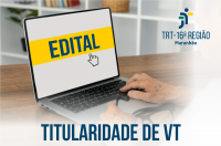 Recorte de foto onde se veem as mãos de uma pessoa sobre o teclado de um notebook em cuja tela branca há um tarja amarela com a palavra EDITAL em azul. Na base da foto, lê-se TITULARIDADE DE VT. No canto superior direito, a logomarca do TRT-16.