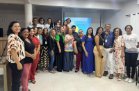 Foto mostra a juíza Liliana Bouéres reunida com representantes da sociedade civil em Barreirinhas, durante apresentação do programa Caminhos da Liberdade.