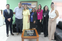 Imagem da presidente do TRT16 desa. Márcia Andrea Farias ao lado do arquiteto César Cardoso e servidores da alta direção. Estão em pé, no gabinete da presidência do TRT-16