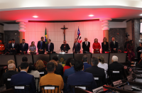 Foto mostra autoridades posicionadas no dispositivo de honra no plenário do TJMA.