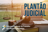 Foto de uma mesa com um martelo de juiz sobre um livro, ao centro, em primeiro plano. Em segundo plano, à esquerda, uma balança dourada da justiça e, à direita, um notebook prateado aberto. Ao fundo, paisagem de jardim ao por do sol. Inscrição PLANTÃO JUDICIAL em azul marinho no canto superior direito. Logomarca do TRT-MA, na versão branca, no canto inferior esquerdo. 