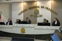Foto mostra o ministro corregedor-geral Vieira de Melo Filho presidindo a sessão. Ao lado a presidente do TRT-16, desa. Márcia Andrea Farias e os representantes do MPT e da OAB-MA.