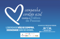 A imagem é um pôster de campanha contra o tráfico de pessoas, com um fundo azul e um grande coração branco no lado esquerdo. O título principal é "campanha coração azul contra o Tráfico de Pessoas", com a frase "LIBERDADE NÃO SE COMPRA. DIGNIDADE NÃO SE VENDE." Na parte inferior direita, há informações sobre como denunciar o tráfico de pessoas e logotipos de várias organizações.