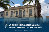 A imagem mostra um prédio bege claro com arquitetura clássica da Vara do Trabalho de Pinheiro". Uma legenda indica que a Vara do Trabalho está em trabalho remoto até 19/2.