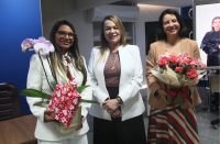 Foto mostra ao centro a desembargadora Solange Cristina Passos de Castro, diretora da EJUD, ladeada pela palestrante a advogada Alda Fernanda Bayma e a juíza Carolina Burlamaqui coordenadora pedagógica da EJUD