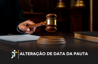 Foto de fundo escuro com a mão de um juiz batendo o martelo. Abaixo, a logomarca do TRT-16 e o texto branco ALTERAÇÃO DE DATA DA PAUTA